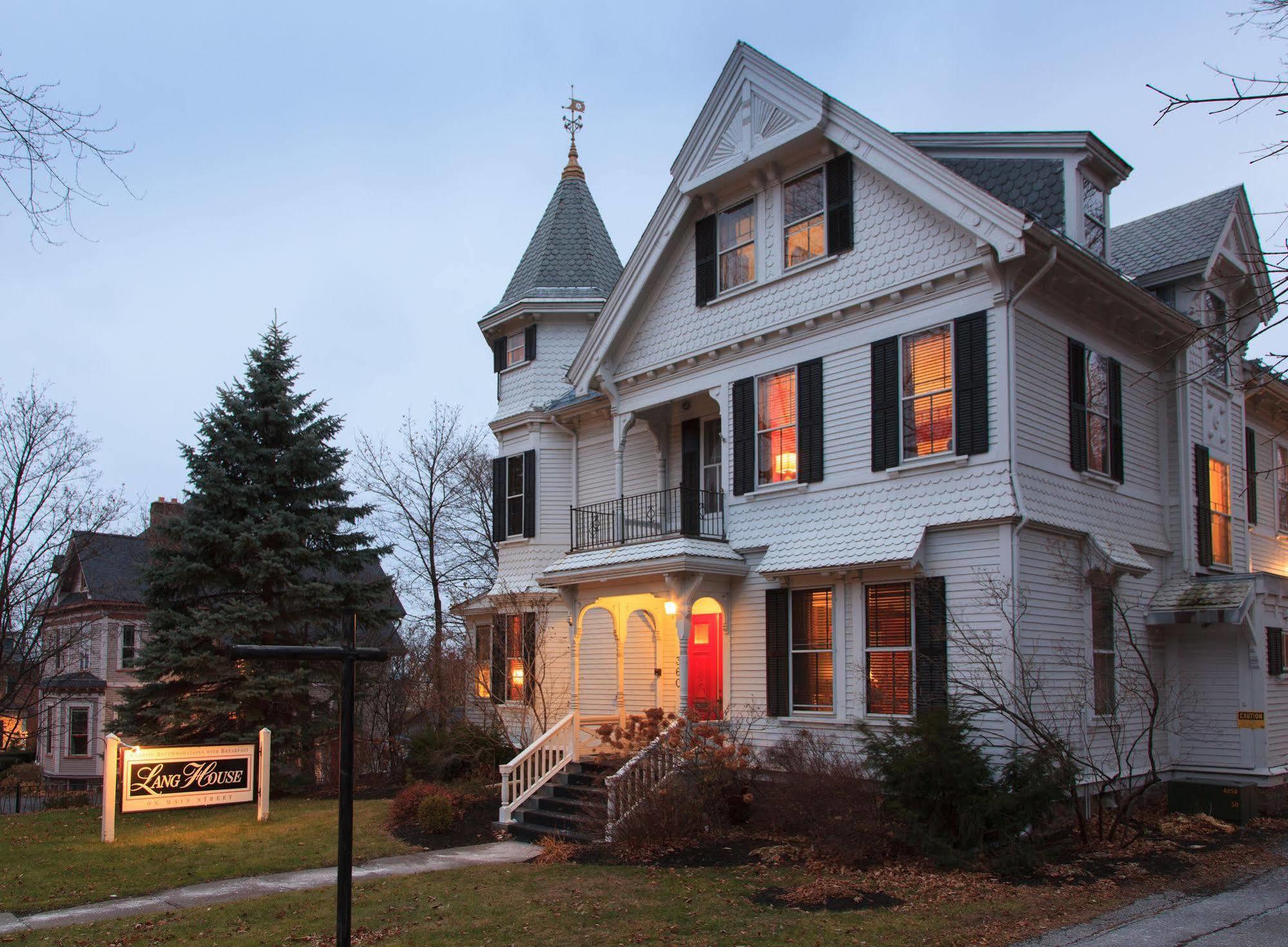 Lang House On Main Street Bed & Breakfast Burlington Exterior photo