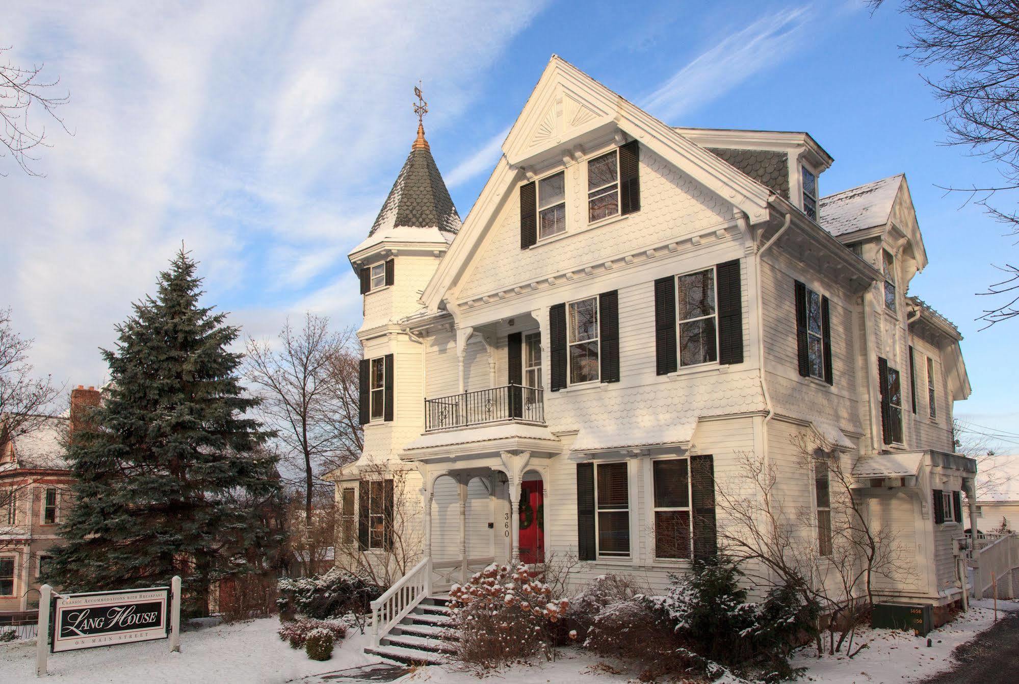 Lang House On Main Street Bed & Breakfast Burlington Exterior photo