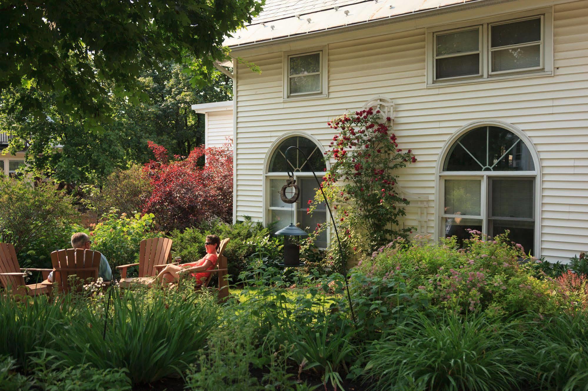 Lang House On Main Street Bed & Breakfast Burlington Exterior photo